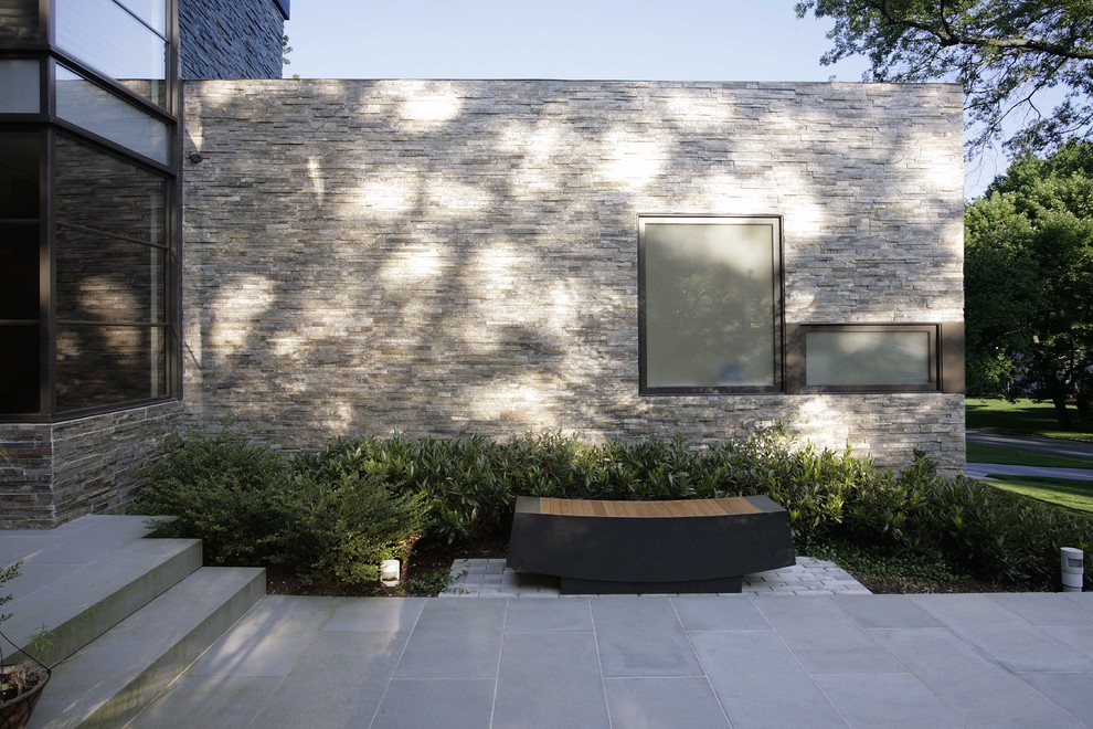 Imagen de fachada moderna con revestimiento de piedra