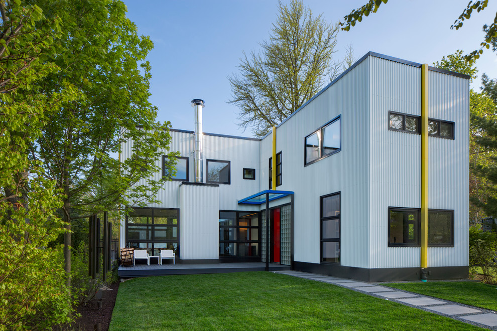 Photo of a contemporary house exterior in Chicago.