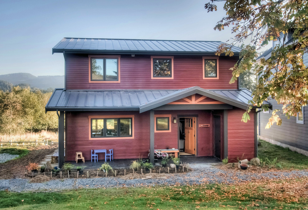 Idee per la facciata di una casa rossa country a due piani di medie dimensioni con rivestimento in vinile e copertura in metallo o lamiera