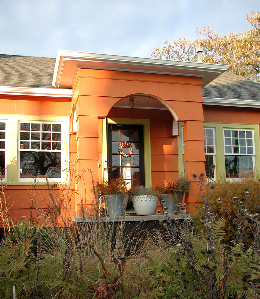 Eklektisches Haus mit oranger Fassadenfarbe in Portland