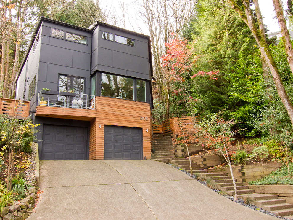 Photo of a gey contemporary house exterior in Portland.
