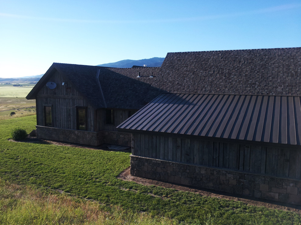 他の地域にある中くらいなラスティックスタイルのおしゃれな家の外観 (混合材屋根) の写真