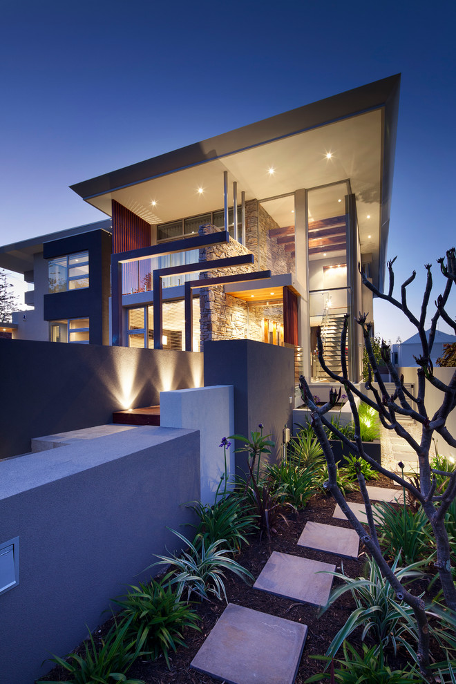 Стильный дизайн: трехэтажный, кирпичный дом среднего размера в современном стиле с плоской крышей - последний тренд