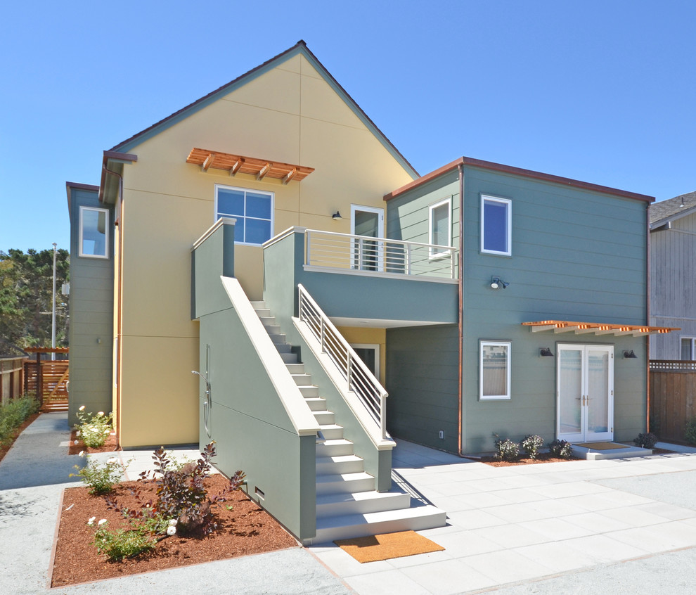 Zweistöckiges Modernes Haus mit Mix-Fassade und gelber Fassadenfarbe in San Francisco
