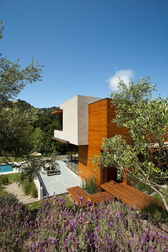 Inspiration pour une grande façade de maison minimaliste à deux étages et plus avec un revêtement mixte et un toit plat.