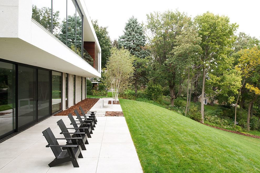 Inspiration pour une façade de maison minimaliste à un étage.