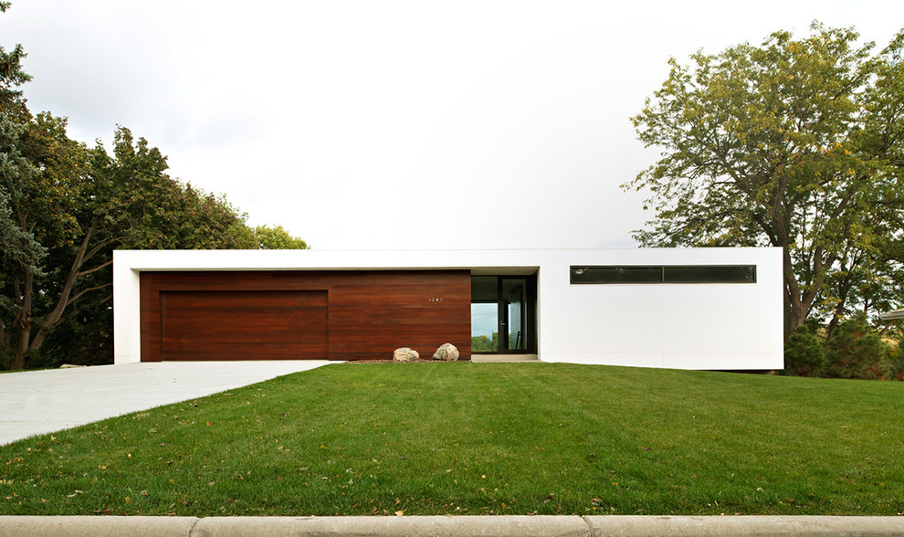 Стильный дизайн: одноэтажный, белый дом среднего размера в стиле модернизм с комбинированной облицовкой и плоской крышей - последний тренд