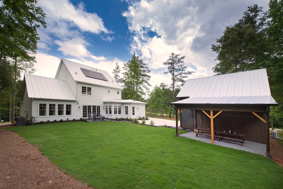 Großes, Zweistöckiges Country Einfamilienhaus mit weißer Fassadenfarbe in Atlanta