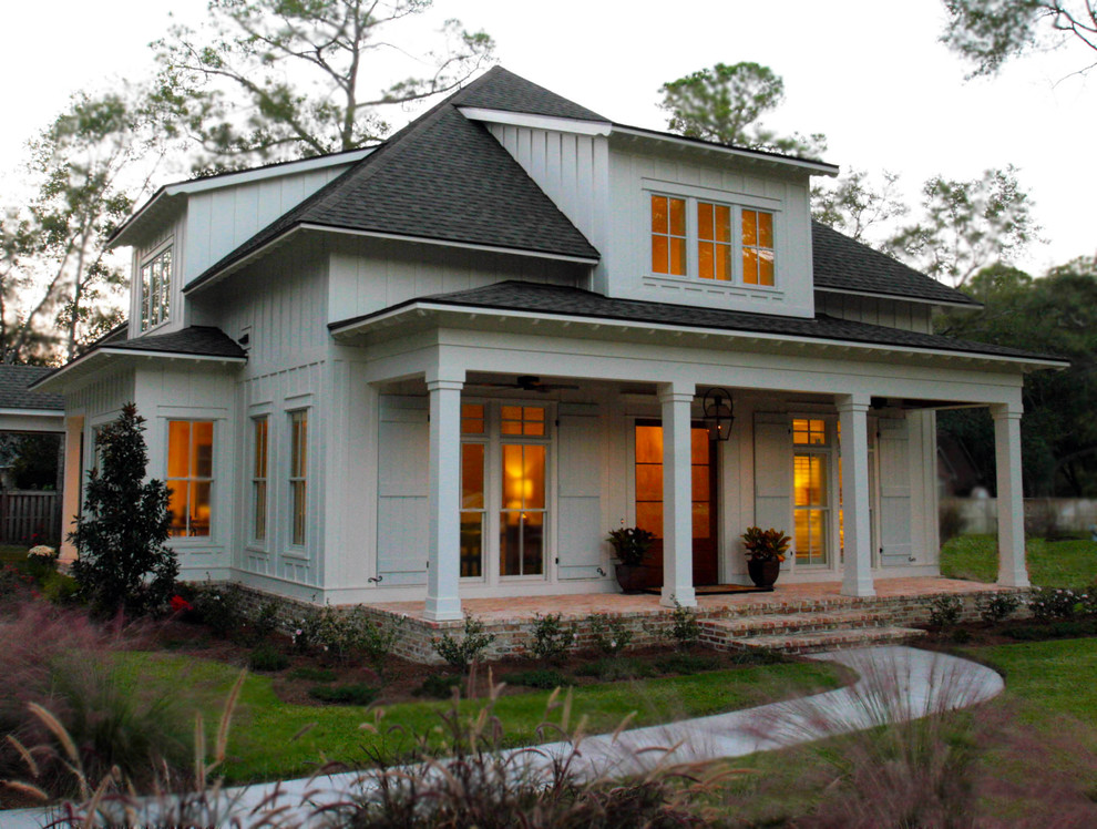 Réalisation d'une façade de maison blanche craftsman en bois de taille moyenne et à un étage avec un toit à croupette.