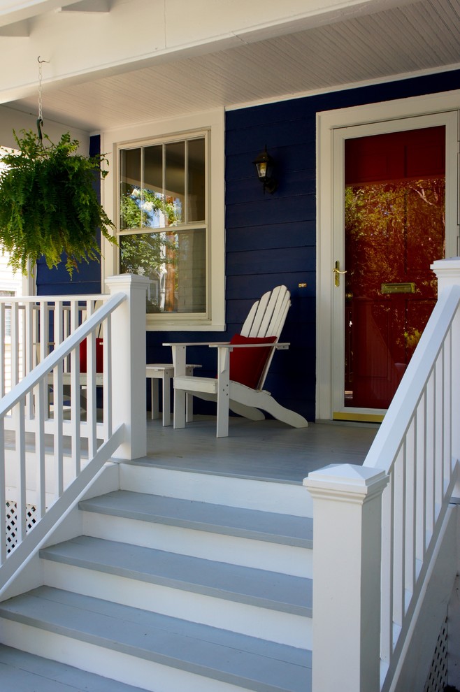 Ispirazione per la facciata di una casa blu classica con rivestimento in legno