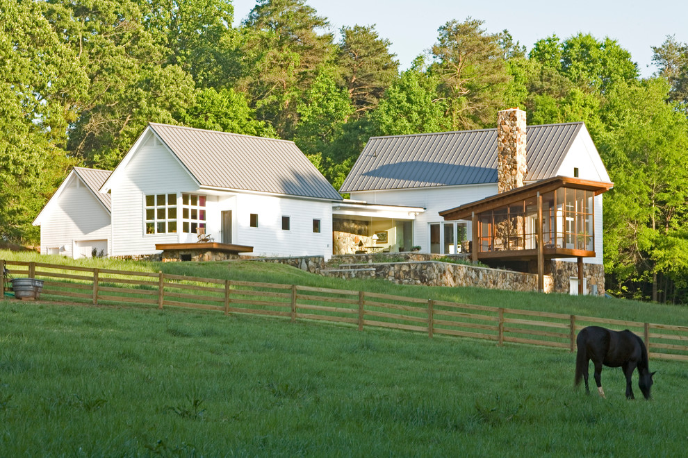 Modelo de fachada blanca de estilo de casa de campo con tejado a dos aguas