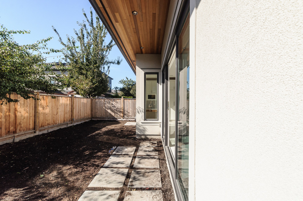 Aménagement d'une façade de maison grise classique à un étage avec un revêtement mixte et un toit en shingle.