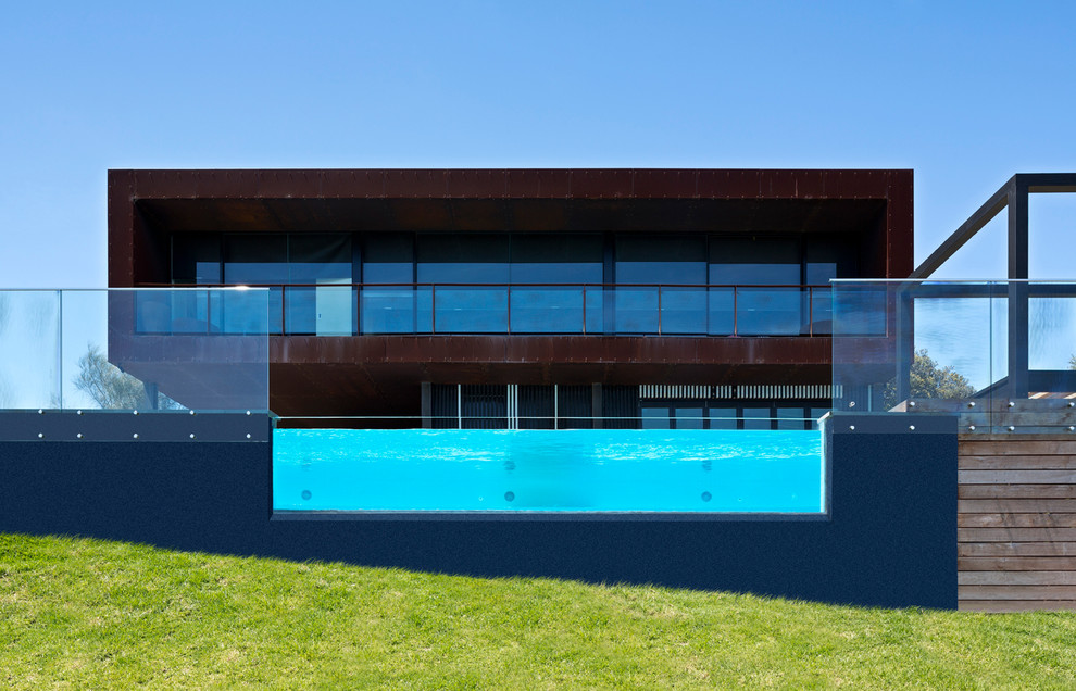 Großes, Zweistöckiges Modernes Haus mit Metallfassade in Melbourne