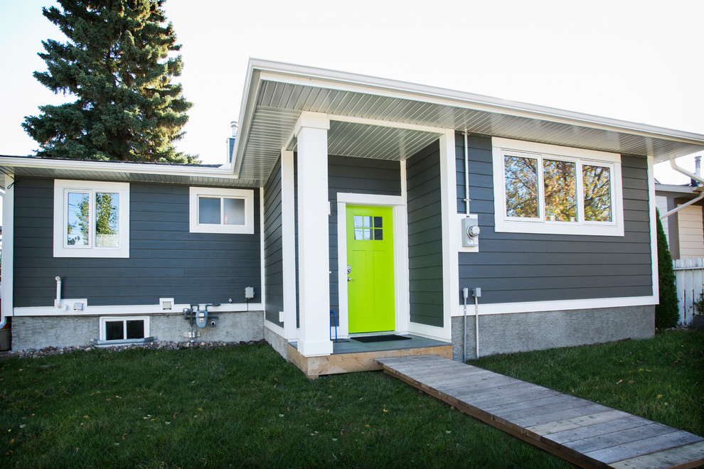 Стильный дизайн: маленький, одноэтажный, синий дом в современном стиле с облицовкой из винила для на участке и в саду - последний тренд