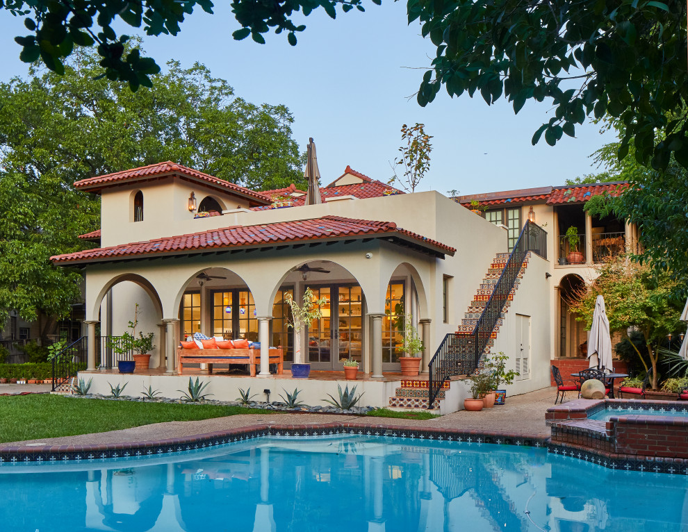 Foto della villa beige american style a due piani con tetto a padiglione e copertura in tegole