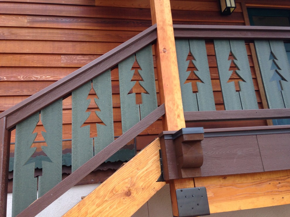 Mittelgroße, Dreistöckige Rustikale Holzfassade Haus mit brauner Fassadenfarbe und Satteldach in Sonstige