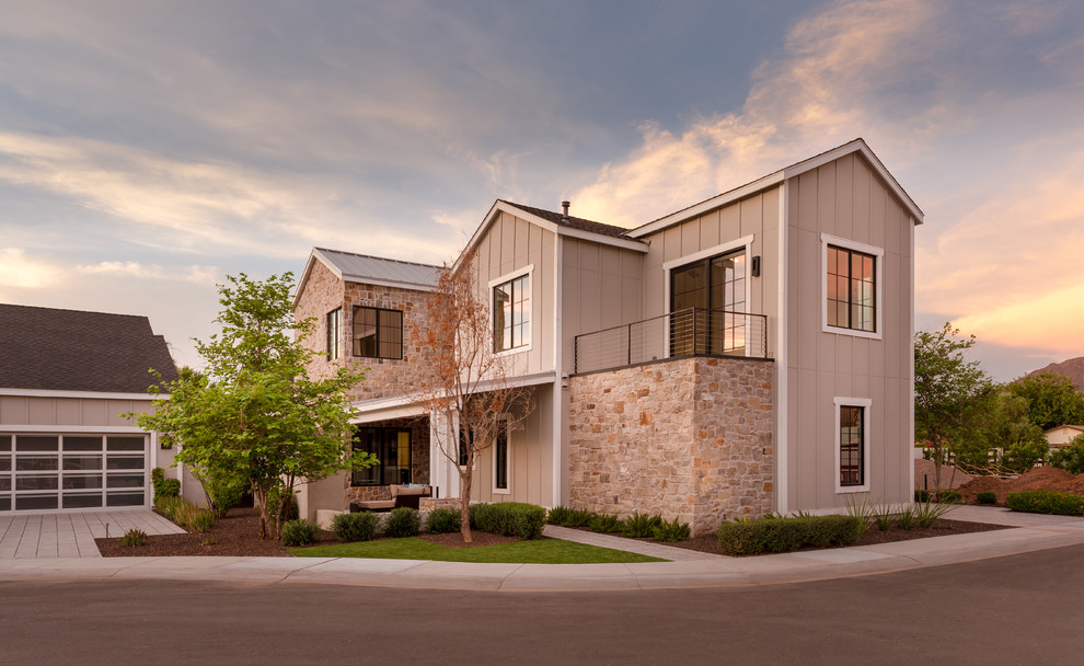 Mittelgroßes, Zweistöckiges Landhaus Einfamilienhaus mit Mix-Fassade, beiger Fassadenfarbe und Satteldach in Phoenix