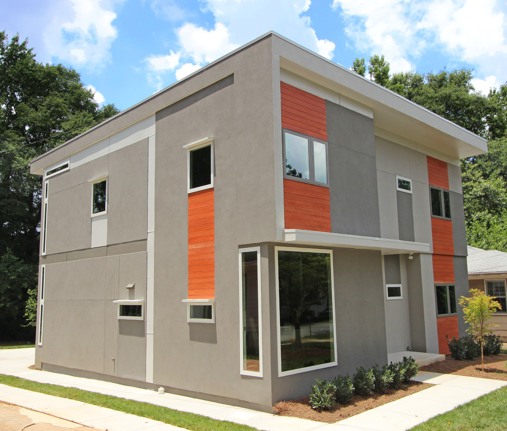Aménagement d'une façade de maison grise contemporaine de taille moyenne et à un étage avec un toit plat.
