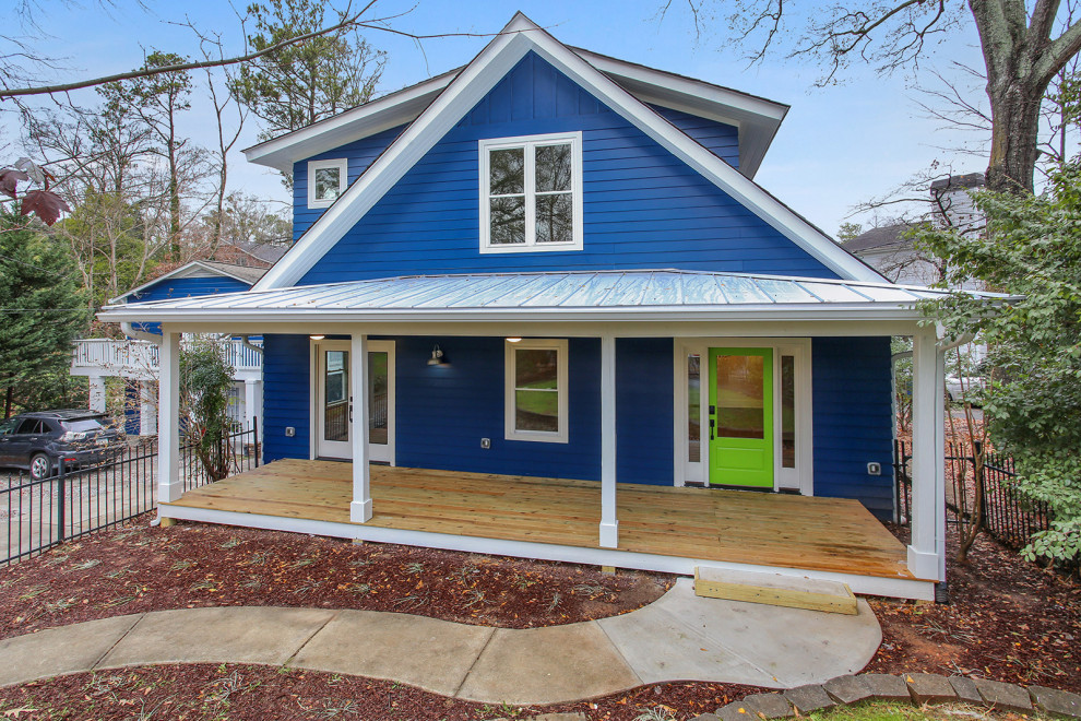 Großes, Zweistöckiges Country Einfamilienhaus mit Faserzement-Fassade, blauer Fassadenfarbe, Satteldach und Misch-Dachdeckung in Atlanta