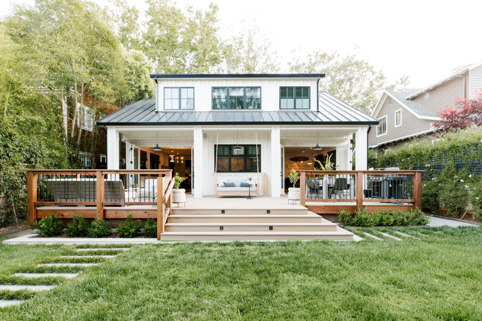 Идея дизайна: двухэтажный, белый частный загородный дом в морском стиле с двускатной крышей, металлической крышей и черной крышей