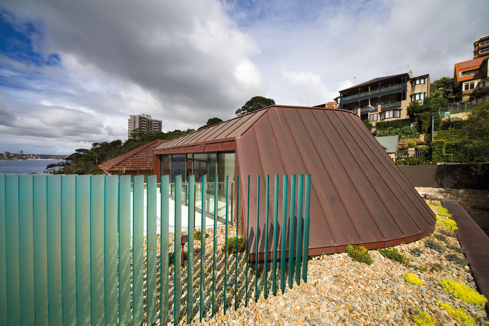 Esempio della facciata di una casa moderna con rivestimento in metallo