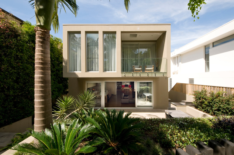 Ispirazione per la facciata di una casa beige moderna a due piani di medie dimensioni con tetto piano