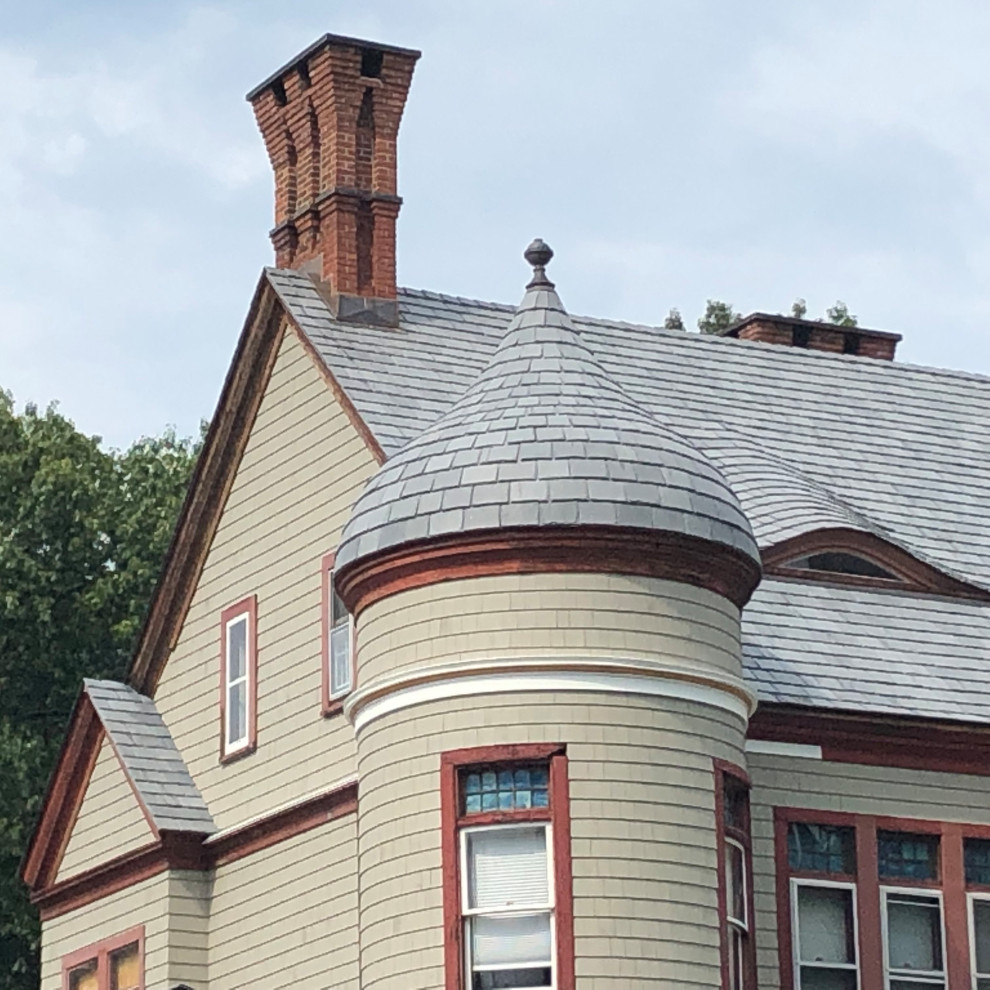 Geräumige, Dreistöckige Klassische Holzfassade Haus mit grüner Fassadenfarbe in Bridgeport