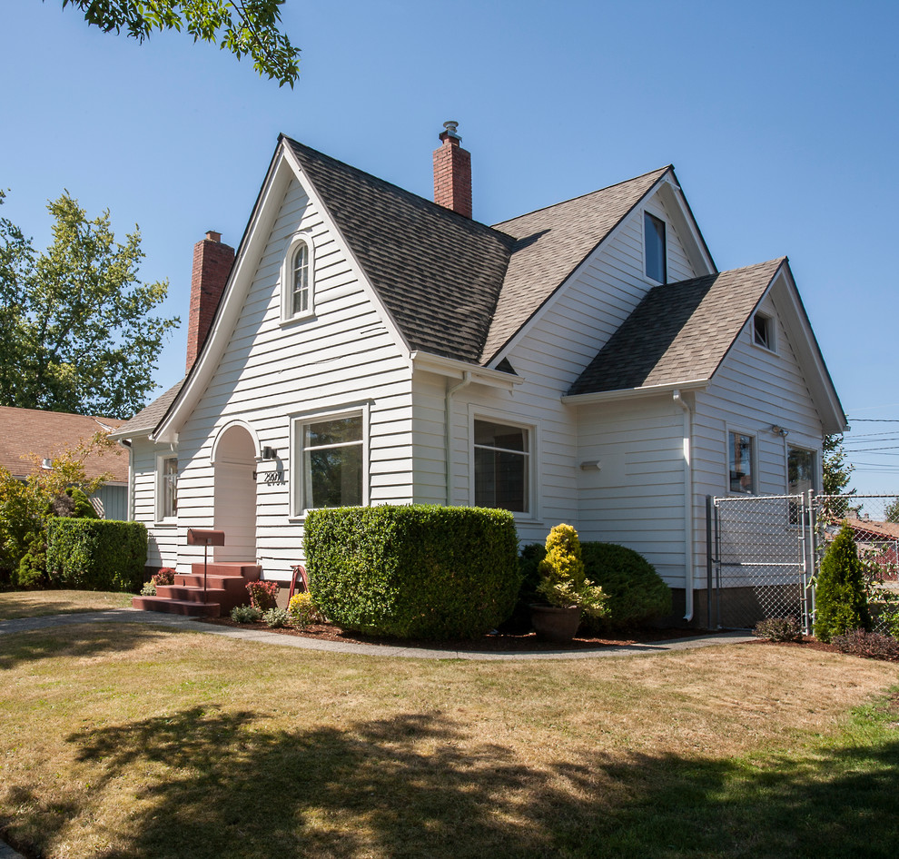 Kleines, Zweistöckiges Rustikales Haus mit weißer Fassadenfarbe, Satteldach und Schindeldach in Seattle