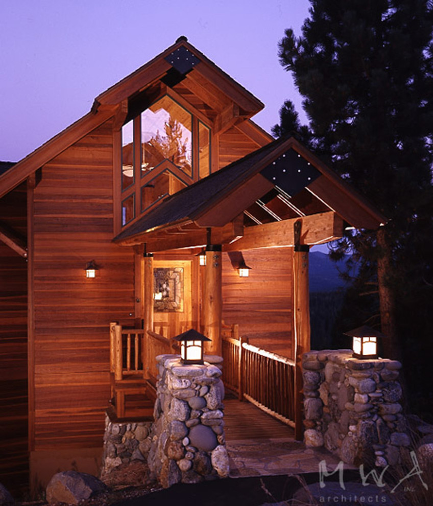 Kleine, Zweistöckige Rustikale Holzfassade Haus mit brauner Fassadenfarbe und Satteldach in Sacramento