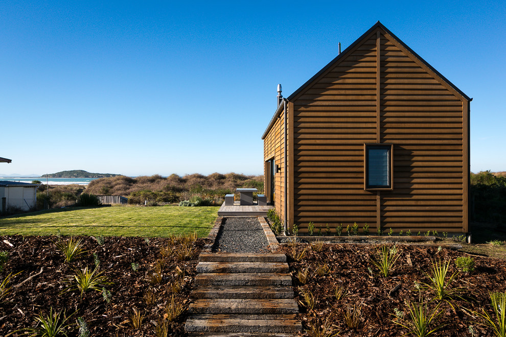 Taieri Mouth Bach Beach Style Exterior Dunedin by Mason & Wales