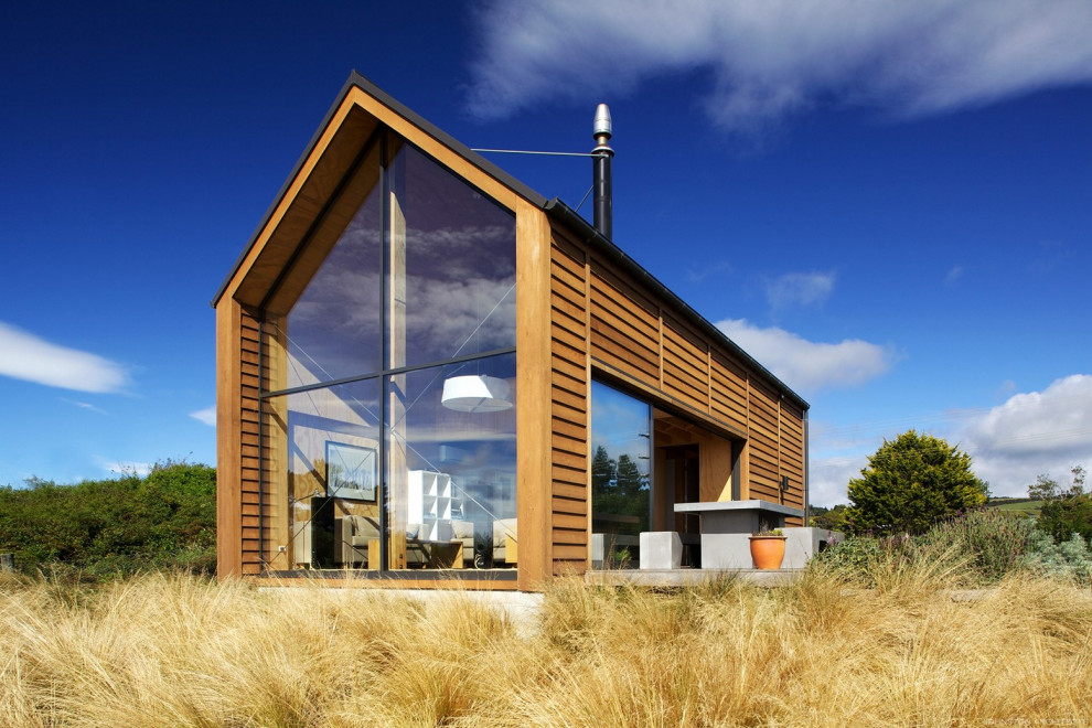 Exemple d'une petite façade de Tiny House marron tendance en bois à un étage avec un toit à deux pans et un toit en métal.
