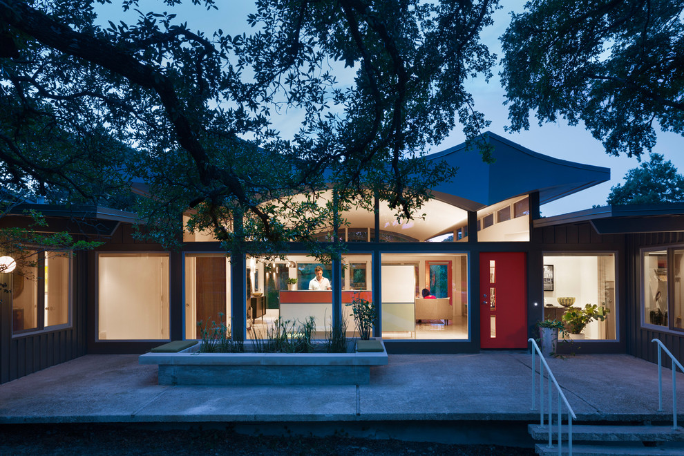 This is an example of a medium sized retro house exterior in Austin.