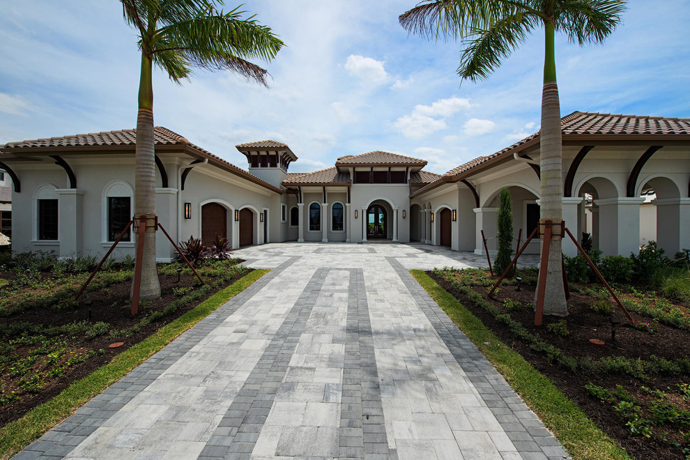 Geräumiges, Einstöckiges Modernes Einfamilienhaus mit Putzfassade, grauer Fassadenfarbe, Walmdach und Ziegeldach in Miami