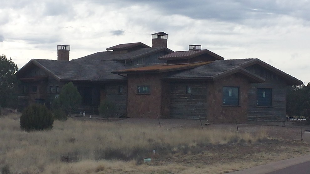 Geräumiges, Zweistöckiges Uriges Haus mit Mix-Fassade und grauer Fassadenfarbe in Phoenix