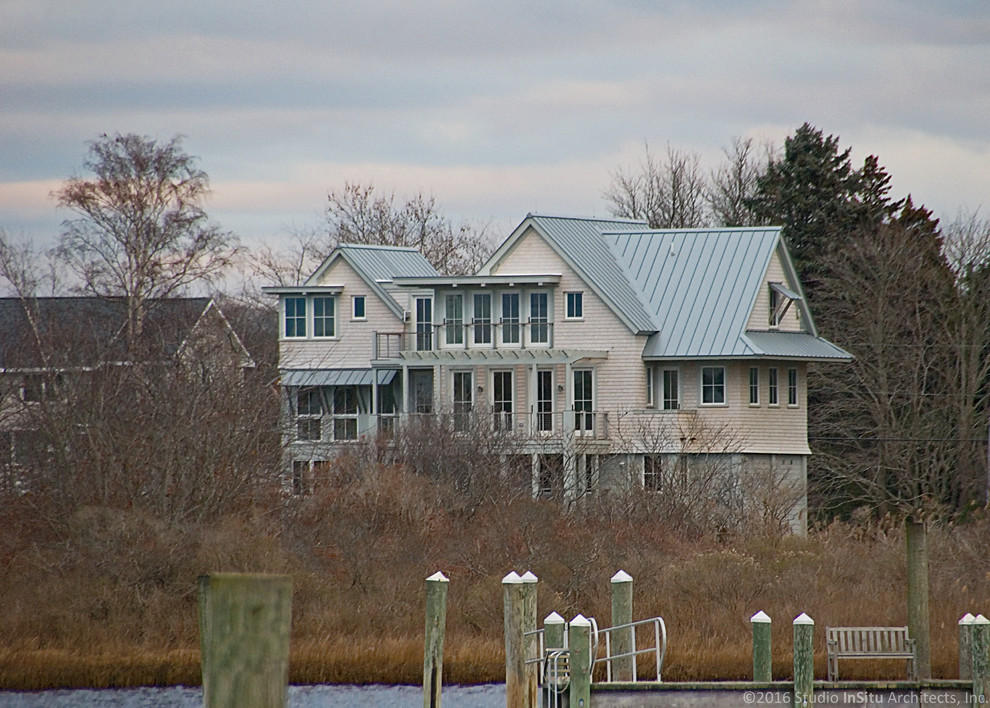 Свежая идея для дизайна: трехэтажный, серый частный загородный дом среднего размера в морском стиле с комбинированной облицовкой, полувальмовой крышей и металлической крышей - отличное фото интерьера