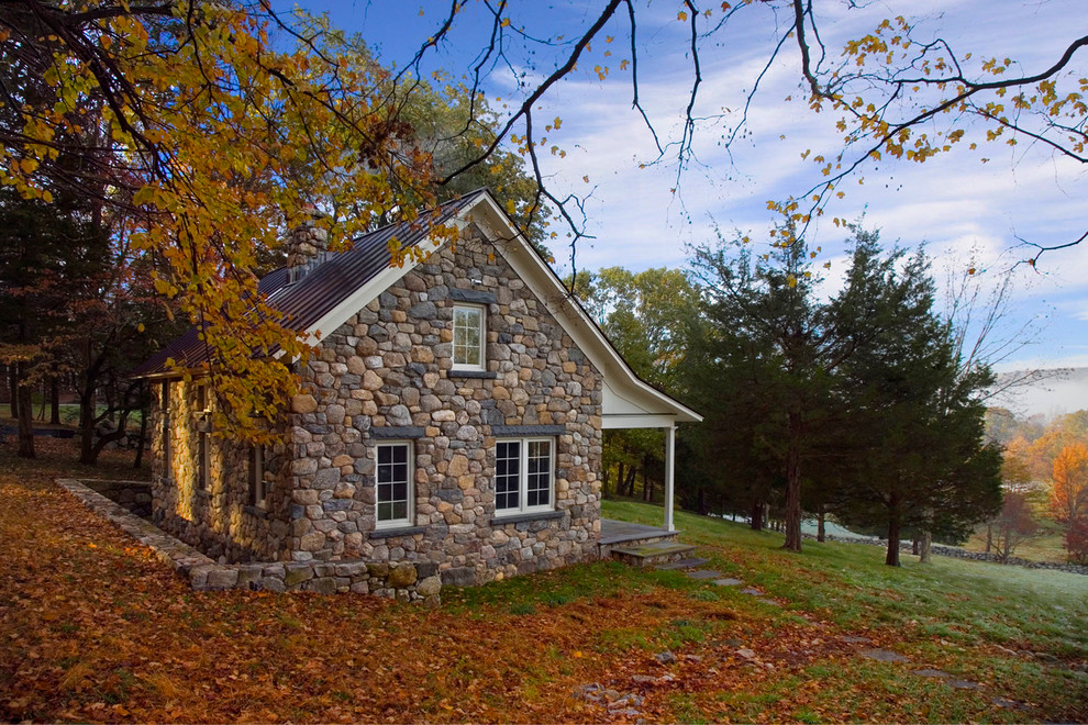 Идея дизайна: маленький, двухэтажный, серый дом в классическом стиле с облицовкой из камня для на участке и в саду