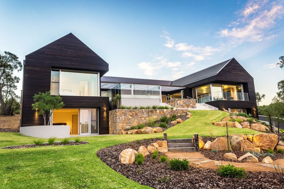 Großes, Zweistöckiges Modernes Haus mit brauner Fassadenfarbe und Satteldach in Perth