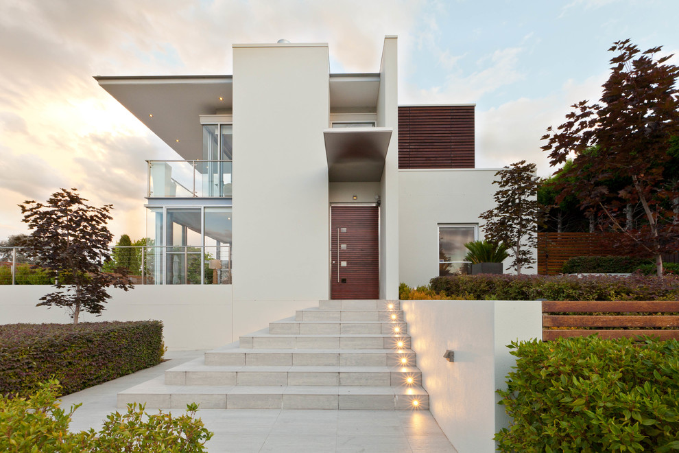 Стильный дизайн: двухэтажный, белый дом в современном стиле - последний тренд
