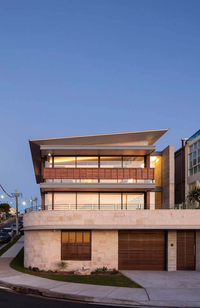 Ispirazione per la facciata di una casa grande beige contemporanea a tre piani con rivestimenti misti