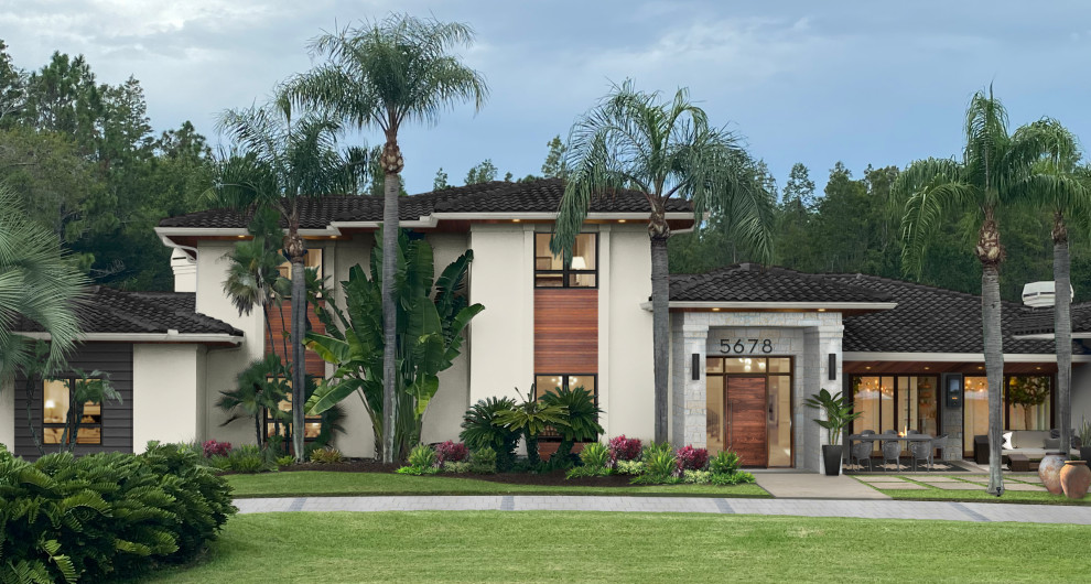 Modelo de fachada de casa blanca clásica renovada de dos plantas con revestimiento de estuco y tejado de teja de barro