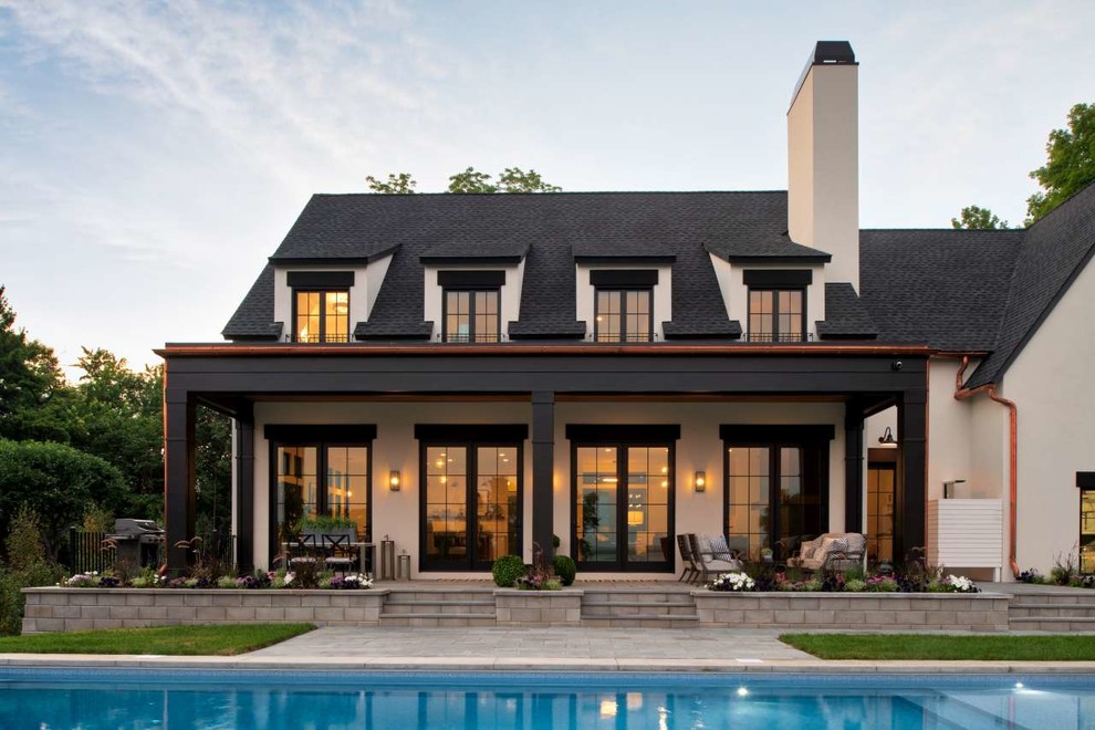 Zweistöckiges Modernes Einfamilienhaus mit Putzfassade, weißer Fassadenfarbe, Satteldach und Schindeldach in Minneapolis