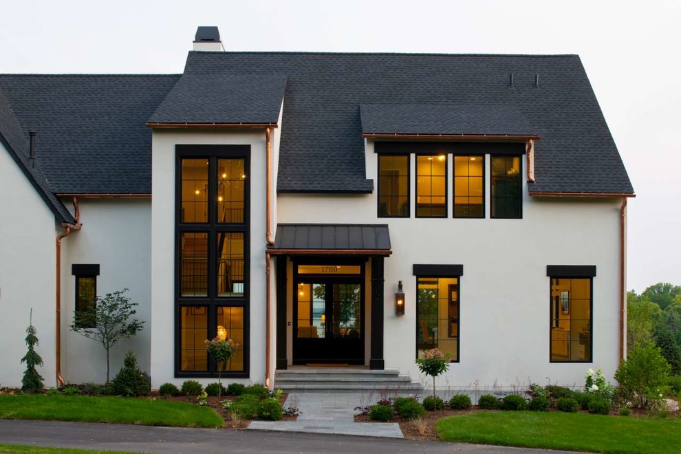 Exemple d'une façade de maison blanche tendance en stuc à un étage avec un toit à deux pans et un toit en shingle.