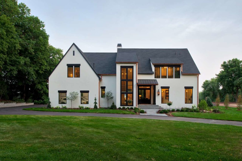 Zweistöckiges Modernes Einfamilienhaus mit Putzfassade, weißer Fassadenfarbe, Satteldach und Schindeldach in Minneapolis
