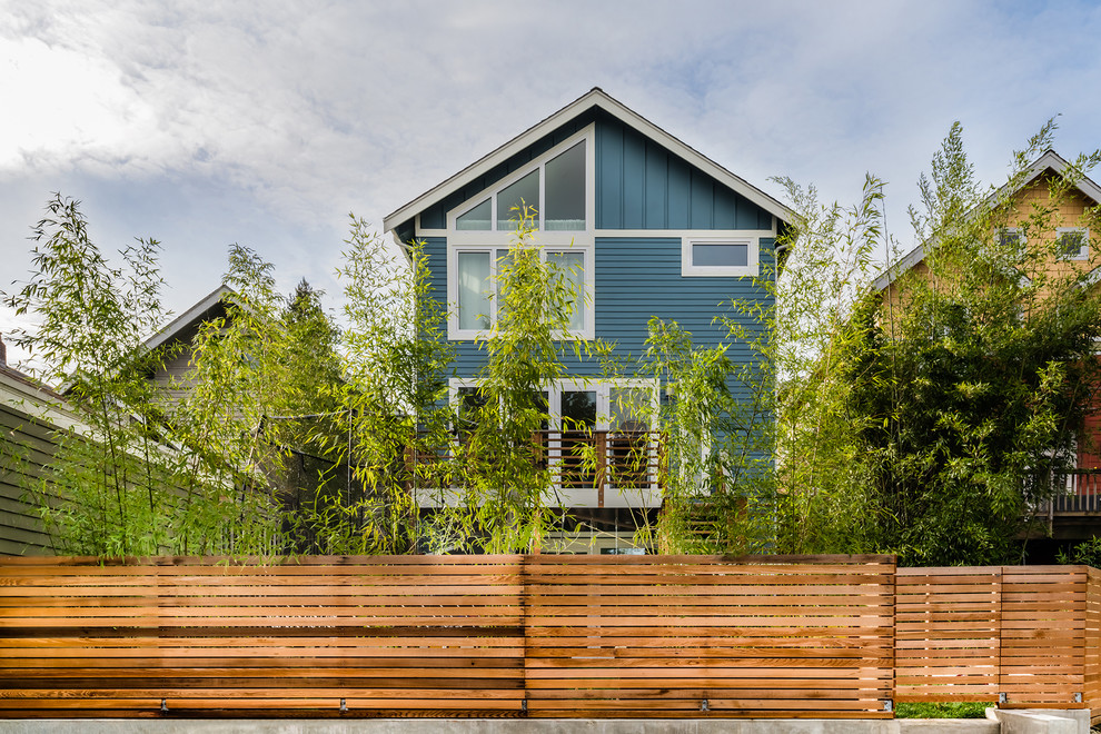 Ispirazione per la villa blu contemporanea a due piani di medie dimensioni con rivestimento con lastre in cemento, tetto a capanna e copertura a scandole