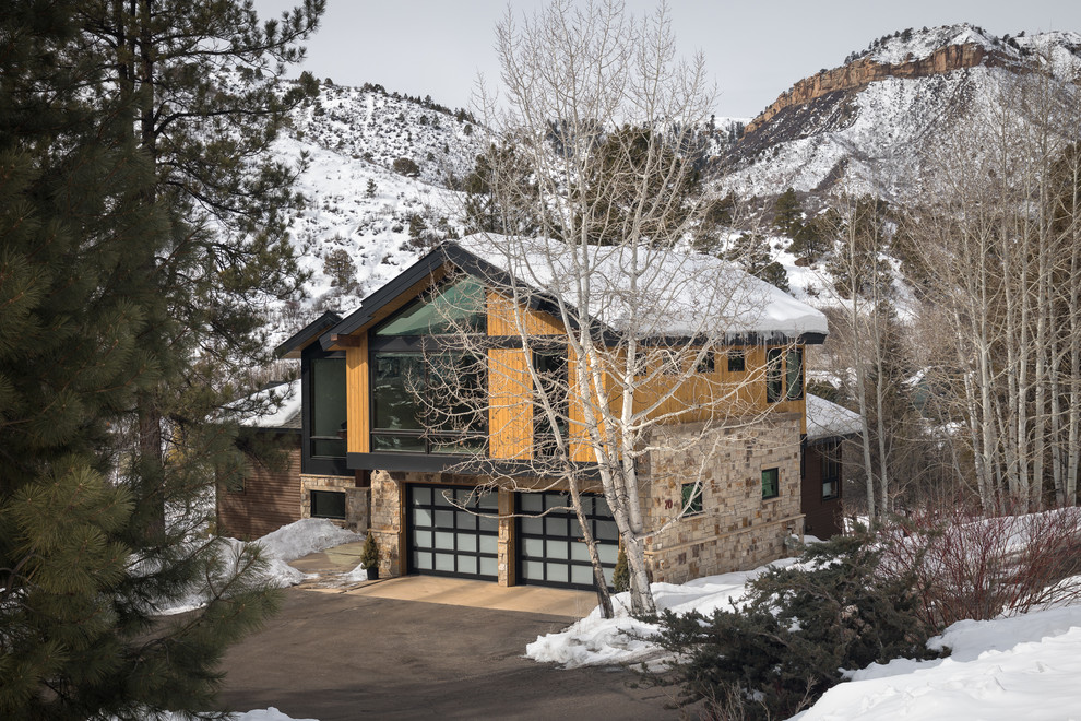 Zweistöckiges Rustikales Einfamilienhaus mit Mix-Fassade, brauner Fassadenfarbe und Satteldach in Albuquerque