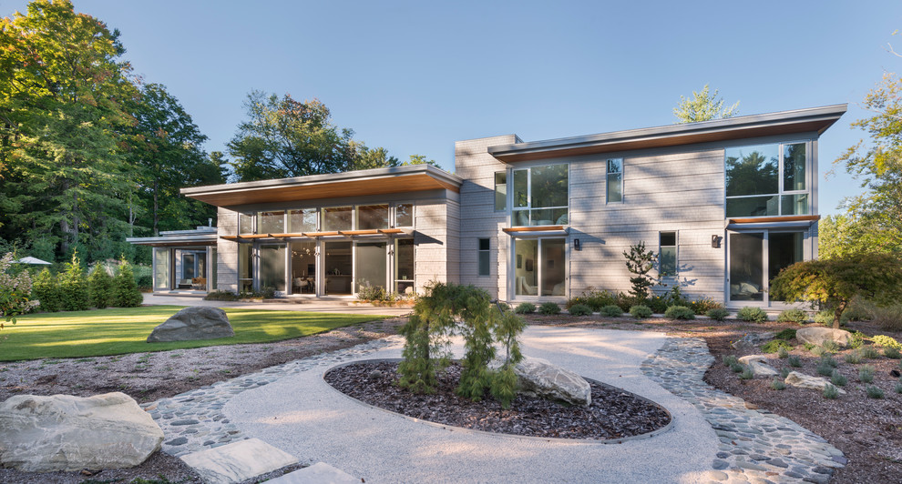 Стильный дизайн: большой, двухэтажный, деревянный, серый частный загородный дом в современном стиле с односкатной крышей и крышей из смешанных материалов - последний тренд