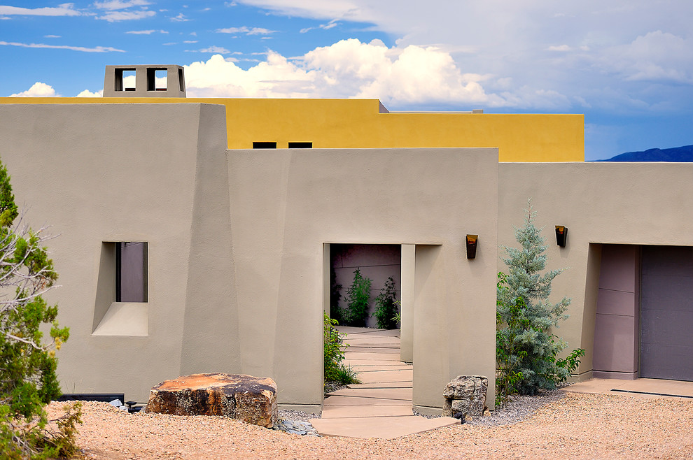 Стильный дизайн: огромный, двухэтажный, бежевый частный загородный дом в стиле модернизм с облицовкой из цементной штукатурки и плоской крышей - последний тренд