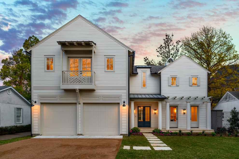 Zweistöckiges Klassisches Einfamilienhaus mit grauer Fassadenfarbe und Satteldach in Dallas