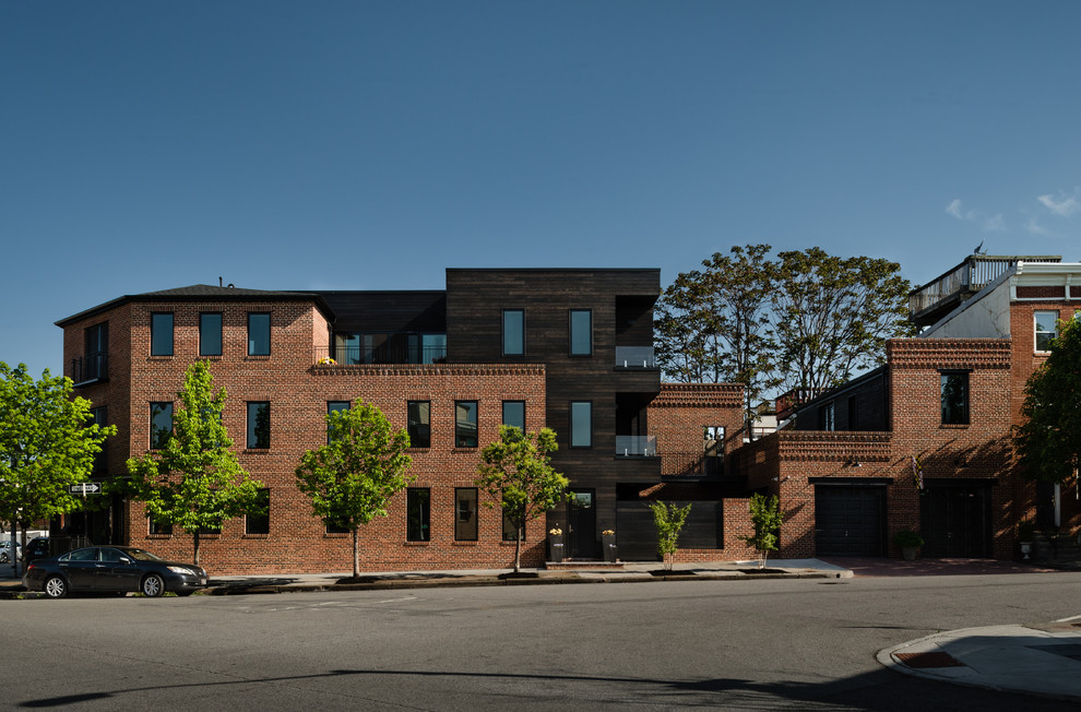 Immagine della facciata di un appartamento grande marrone moderno a tre piani con rivestimenti misti, tetto piano e copertura a scandole