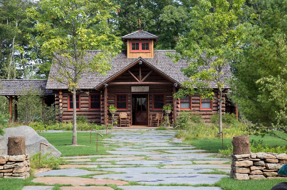 Свежая идея для дизайна: деревянный, коричневый частный загородный дом в стиле рустика с вальмовой крышей и крышей из гибкой черепицы для охотников - отличное фото интерьера